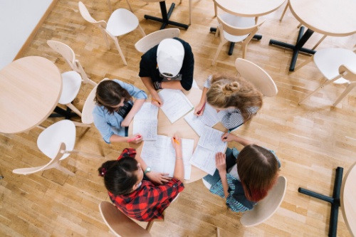 Estudiantes, tabla, cuadernos